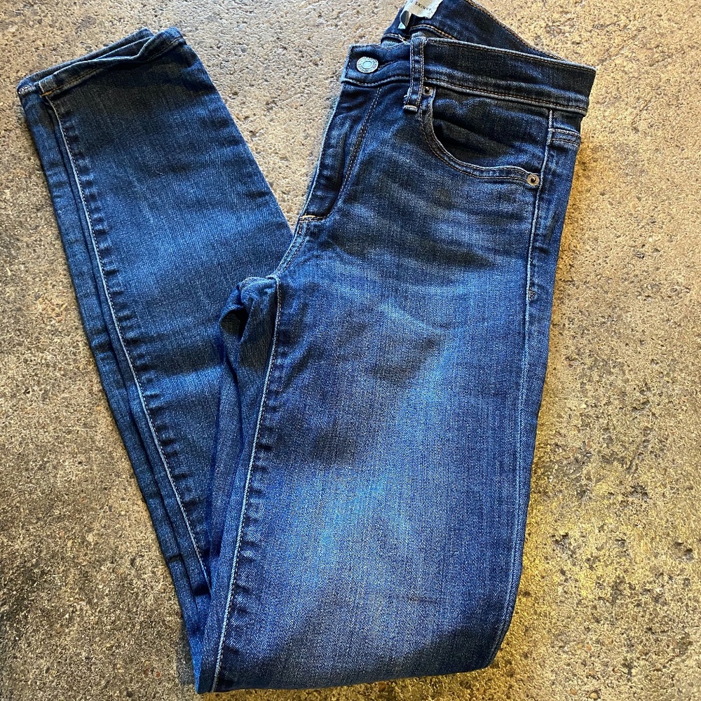 Gap True Skinny Jeans. Size 26 tall. Approx 8” rise.